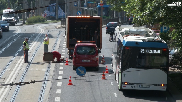 Mocno utrudniony jest przejazd tramwajów przez ulicę Wyszyńskiego w Szczecinie. Prawdopodobnie ze względu na wysoką temperaturę wybrzuszyło się torowisko.