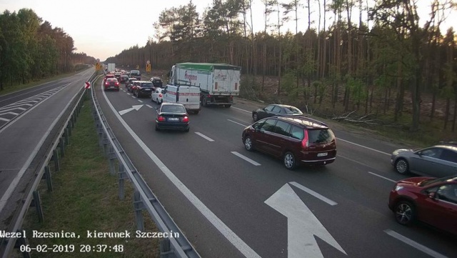 Od niedzielnego południa spory ruch na drogach w regionie i Szczecinie. Miejscami tworzą się korki.