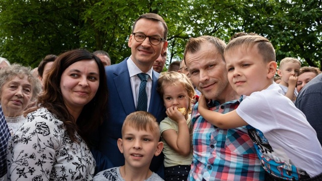 Premier Mateusz Morawiecki podczas Festynu Rodzinnego w Nowym Mieście nad Pilicą podziękował mieszkańcom za to, że wspierają rząd w naprawianiu Polski.