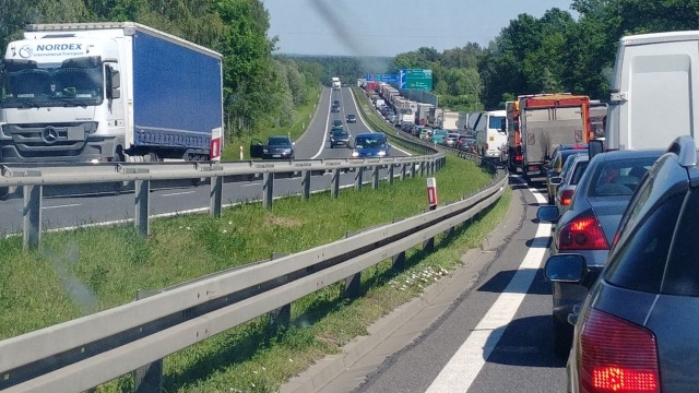 Na podszczecińskiej autostradzie A6 - w stronę Szczecina, w pobliżu Węzła Rzęśnica - zderzyło się pięć samochodów.