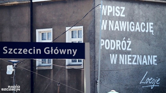 Podróżujących PKP powita nowy mural w Szczecinie: Wpisz w nawigację podróż w nieznane - takie hasło właśnie ozdobiło kamienicę przy ulicy Kolumba. Stworzyli je mieszkańcy podczas warsztatów Loesje.