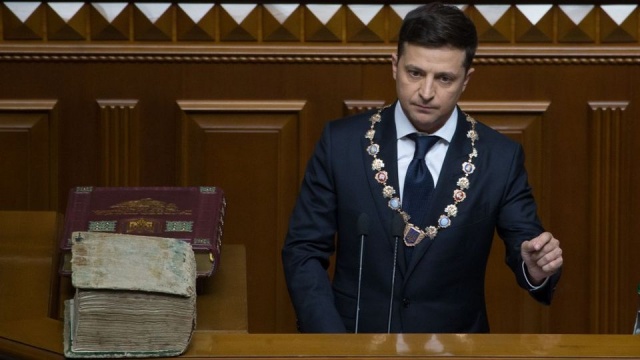 Wołodymyr Zełenski w Brukseli zapewni o prozachodnim kursie kraju - poinformowała rzecznik ukraińskiego prezydenta. We wtorek Wołodymyr Zełenski w spotka się z władzami Unii, NATO oraz prezydentem Polski. Wizyta w Brukseli jest pierwszą podróżą zagraniczną nowego ukraińskiego prezydenta.