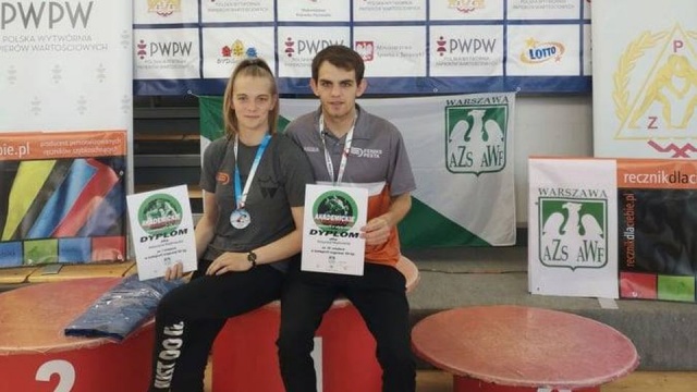 Rodzeństwo na medal: Katarzyna Mądrowska zdobyła złoty medal Akademickich Mistrzostw Polski w zapasach zakończonych w Warszawie. Zawodniczka klubu Feniks Pesta Stargard była najlepsza w wadze do 62 kilogramów. W drodze po mistrzowski tytuł stargardzianka wygrała trzy pojedynki na zapaśniczej macie.