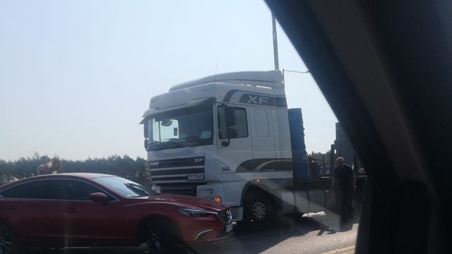 Kolizja dwóch samochodów w pobliżu Węzła Kijewo. Wjazd do miasta krajową 10, czyli Szosą Stargardzką jest mocno zakorkowany. Zator mierzy ponad 2 kilometry i sięga skrzyżowania w Płoni.