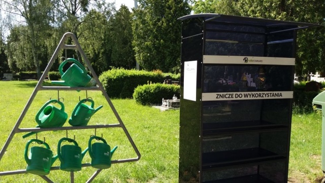 Te znicze będą wielokrotnego użytku - władze Stargardu zachęcają, by szklane lub wykonane ze sztucznego tworzywa, do których nie będziemy już wkładać świeczki, pozostawić w nowo postawionym regale na terenie cmentarza przy ul. Kościuszki.