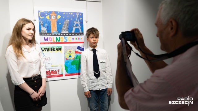 Uczniowie szkół podstawowych i ponadpodstawowych nagrodzeni za udział w konkursie plastycznym pod tytułem Wybieram wolność.