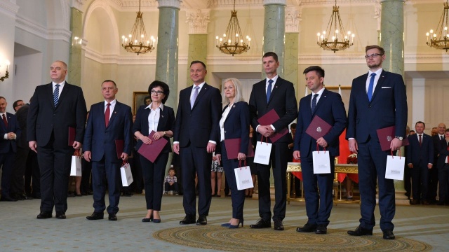 Wicepremier Piotr Gliński zastąpi Beatę Szydło na stanowisku szefa Komitetu Społecznego Rady Ministrów. Prócz tego Jacek Sasin, szef Komitetu Stałego Rady Ministrów, objął funkcję wicepremiera.