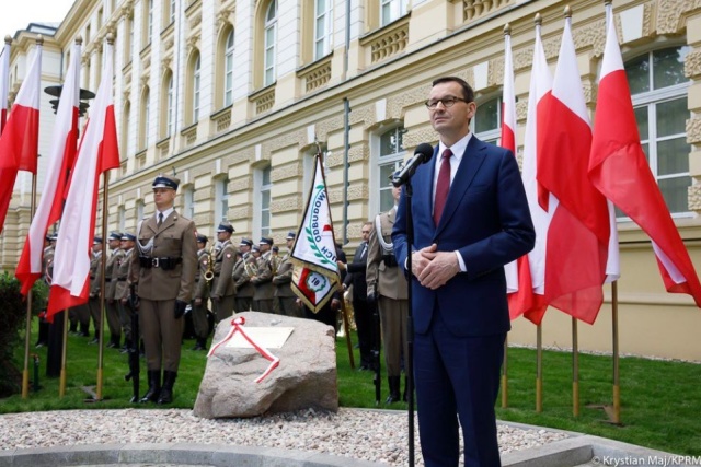 W Warszawie stanie pomnik Jana Olszewskiego. Pod Kancelarią Prezesa Rady Ministrów odsłonięto kamień węgielny pod budowę pomnika byłego premiera i opozycjonisty.