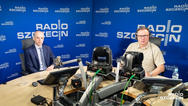 Rafał Mucha zastąpi Joachima Brudzińskiego, który oddał mandat, bo został europosłem. Co prawda, pierwszeństwo miała Halina Szymańska ale jest Szefową Kancelarii Prezydenta RP Andrzeja Dudy i do Sejmu nie zamierza się przenosić - poinformował Mucha w środowej Rozmowie pod krawatem Radia Szczecin.