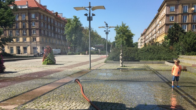 Szczeciński ZWiK ustawił we wtorek trzy takie urządzenia: na pl. Lotników - przy pomniku Colleoniego, przy Bramie Portowej i na pl. Żołnierza Polskiego w pobliżu słonecznego zegara. W środę dostawiono dwie dodatkowe kurtyny.