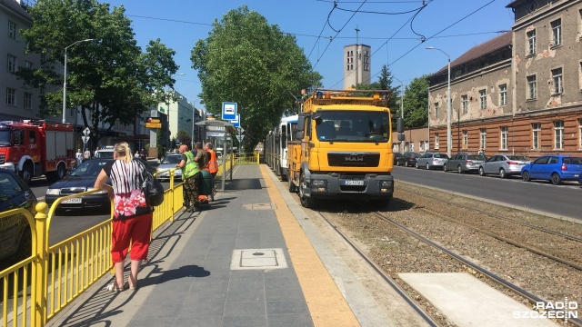 Wyłączone napięcie w sieci trakcyjnej jest przyczyną ogromnych opóźnień w funkcjonowaniu szczecińskiej komunikacji miejskiej. Chodzi o al. Bohaterów Warszawy, gdzie strażacy usuwali zagrożone upadkiem drzewo.