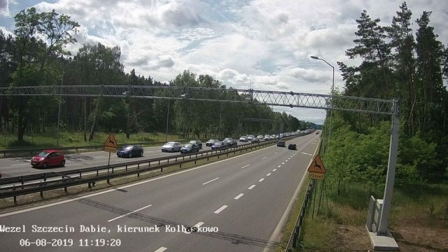 W sobotę tworzyły się korki na remontowanym odcinku autostrady A6.