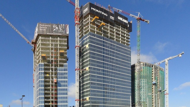 Prace na budowie wieżowca The Warsaw Hub będą mogły być kontynuowane. W piątek późnym wieczorem na ostatnich kondygnacjach budynku wybuchł pożar.
