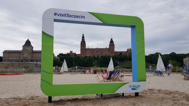 Przyjdź na Wyspę Grodzką i zrób sobie zdjęcie w wyjątkowej ramce - zachęcają urzędnicy. Na Wyspie Grodzkiej stanęła ramka visitSzczecin z widokiem na Wały Chrobrego.
