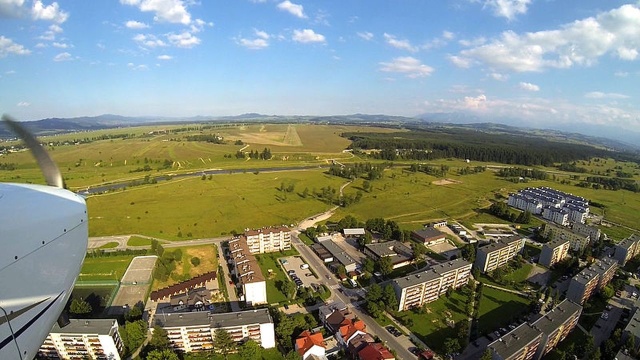 Na lokalnym lotnisku rozpędzony motocyklista wjechał wprost pod lądujący szybowiec. Mężczyzna zginął na miejscu.