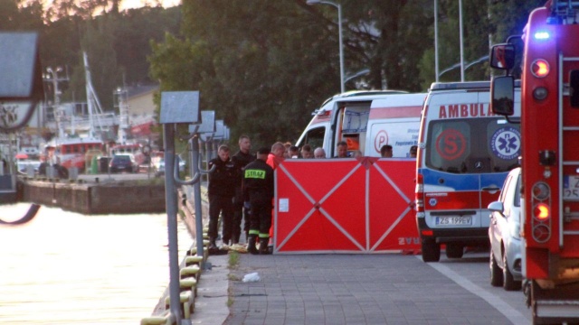 Nie udało się uratować mężczyzny, który wpadł do kanału portowego w Darłowie.
