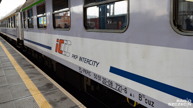 Więcej połączeń do wakacyjnych miejscowości, wydłużone trasy niektórych pociągów i remonty, które powodują utrudnienia. Od północy na kolei obowiązuje letni rozkład jazdy.