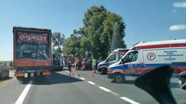 Dwa samochody osobowe czołowo zderzyły się na drodze krajowej nr 6. Do zdarzenia doszło w miejscowości Kotłowo. Jedna osoba jest ranna.