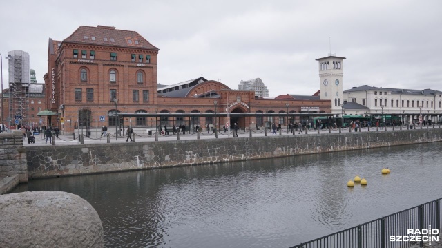 Szwedzka policja postrzeliła na dworcu głównym w Malm mężczyznę, który groził, że zdetonuje bombę.