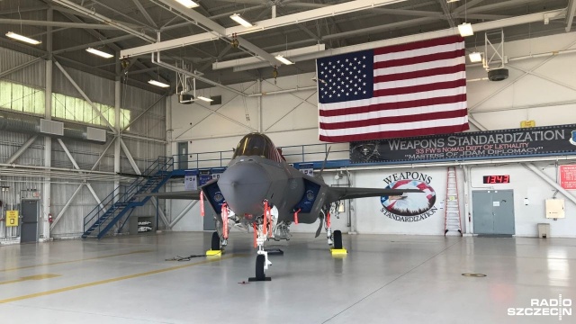 Minister Obrony Mariusz Błaszczak swój pobyt w USA rozpoczął od wizyty w Eglin - bazie sił powietrznych USA. Szef MON zapoznał się z programem rozwojowym myśliwca F-35, który rząd chciałby zakupić dla polskiej armii.