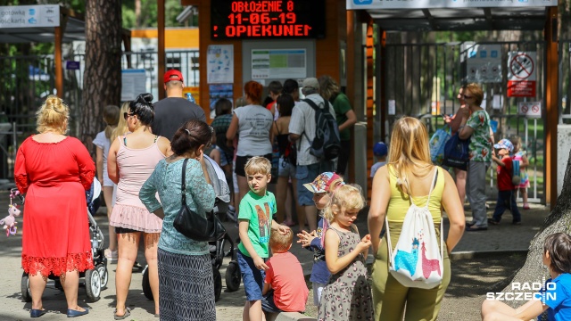 Kolejki na Arkonkę miały być mniejsze ale z biletu kupowanego przez internet korzystają nieliczni. Po niemal dwóch tygodniach od otwarcia najpopularniejszego kąpieliska w Szczecinie, słuchacze alarmują nas, że przed wejściem wciąż - tak jak w poprzednich sezonach - w upalne dni trzeba czekać nawet kilkadziesiąt minut.