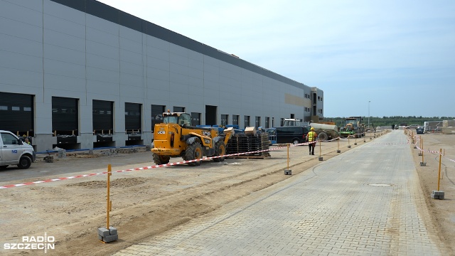 Dach gotowy, w środę na hali terminalu cargo lotniska Szczecin-Goleniów zawieszono wiechę. Magazyn ma powierzchnię prawie 8 tysięcy metrów kwadratowych.