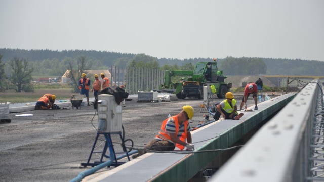 W październiku zostanie otwarty cały odcinek drogi ekspresowej S6. Generalna Dyrekcja Dróg Krajowych i Autostrad poinformowała w środę, że prace wkraczają w ostatnią fazę.
