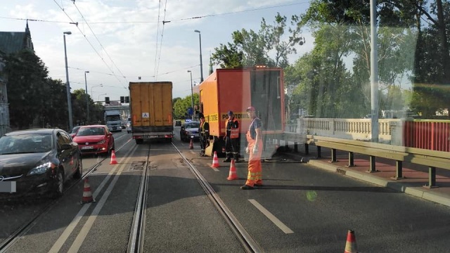 Uwaga kierowcy jadący w stronę prawobrzeża Szczecina: na Moście Długim pracują drogowcy. Spawane są ubytki w torowisku tramwajowym. Tramwaje są przepuszczane ale jest zwężenie jezdni i trzeba uważać.
