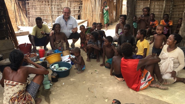 Szkoła i kościół na... Madagaskarze - to plany Archidiecezji Szczecińsko-Kamieńskiej. Placówki byłyby prowadzone przez polskich misjonarzy ze Zgromadzenia Oblatów. Ojciec Marek Ochlak, który gości w Szczecinie, od czterech lat opiekuje się plemionami na południu wyspy.