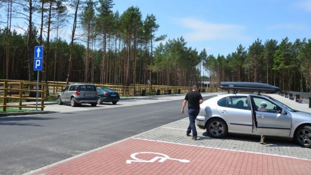 3 złote za godzinę, 20 zł za dzień - tyle kosztuje parkowanie przy plaży na Warszowie, na prawobrzeżu Świnoujścia.
