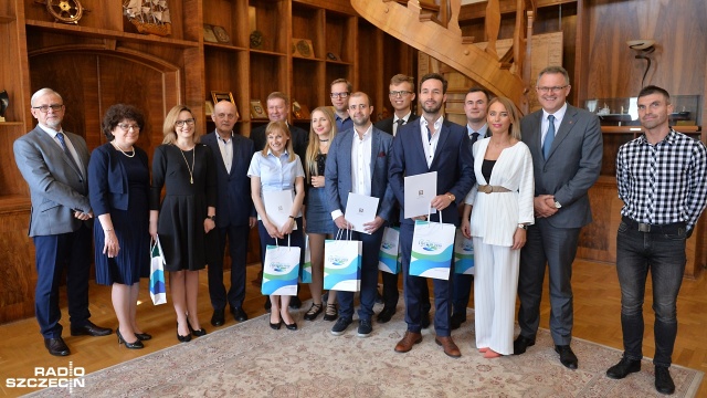 Łącznie siedmiu studentów i doktorantów odebrało w piątek stypendia naukowe prezydenta Szczecina. Wyróżnieni przez specjalną kapitułę, to np. inżynierowie budownictwa czy medycy.
