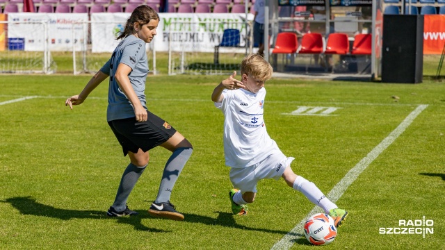 Uczniowie z Dobrej, Bezrzecza, Przecławia, Gryfina czy Drawska w koszulkach reprezentacji Peru, Szwajcarii czy Wenezueli rywalizowali w finale Mini Mundialu, czyli turnieju piłki nożnej dla najmłodszych. Finałowe mecze były rozgrywane na płycie stadionu miejskiego Pogoni Szczecin przy ulicy Twardowskiego.
