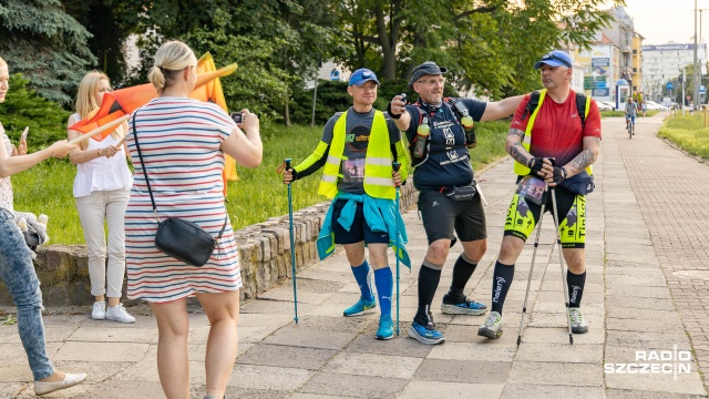 Przez dwa dni bez przerwy chcą iść pieszo ze Szczecina do Kołobrzegu. Po godzinie 20.00 trzy osoby ruszyły spod Zamku Książąt Pomorskich.