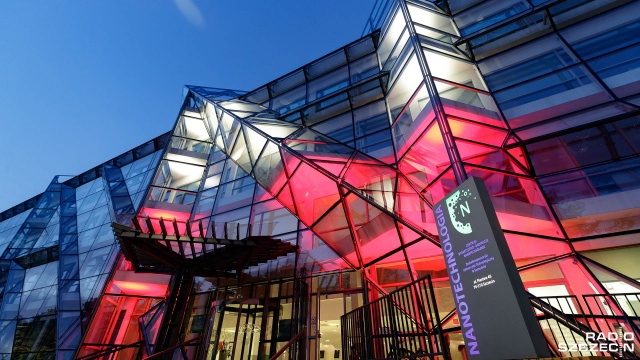 Centrum Dydaktyczno-Badawcze Nanotechnologii ZUT z nowoczesną iluminacją.