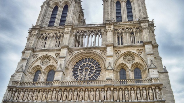 W katedrze Notre Dame w Paryżu zostanie w sobotę odprawiona pierwsza msza święta od pożaru, do którego doszło w kwietniu. Weźmie w niej udział wąskie grono duchownych.
