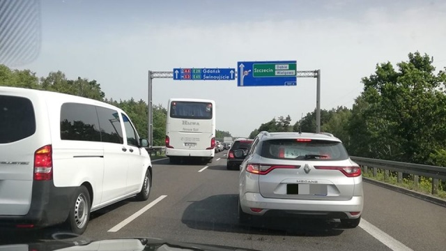 Na A6 od węzła Dąbie do węzła Kijewo utworzył się 5-kilometrowy korek. Alternatywą może być droga przez Załom, ale dojedziecie do skrzyżowania w Kliniskach, na którym - jak ostrzegają policjanci - jest bardzo dużo samochodów i trudno włączyć się do ruchu.