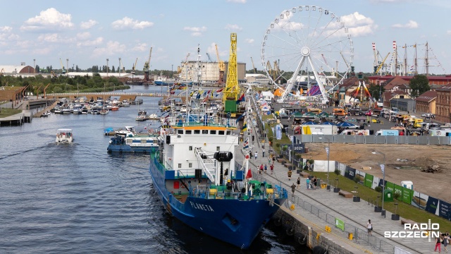 Tłumy szczecinian chcą zobaczyć miasto z wysokości ponad pięćdziesięciu metrów. Na Łasztowni stanął Wheel of Szczecin, czyli największy w kraju diabelski młyn. Od rana uczestnicy Dni Morza stoją w kolejce aby wejść do jednego z wagonów.