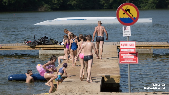 W kraju w sobotę utonęło 8 osób - poinformowała Anna Adamkiewicz z Rządowego Centrum Bezpieczeństwa. Słoneczna pogoda i wysoka temperatura sprzyjają wypoczynkowi nad wodą, ale są niestety przypadki, kiedy kończy się to tragicznie - dodała.