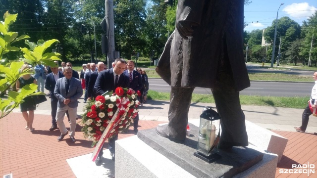 Jego myśl i polityka, która jest kontynuowana sprawia, że Pomorze Zachodnie się rozwija - powiedział wojewoda Tomasz Hinc.