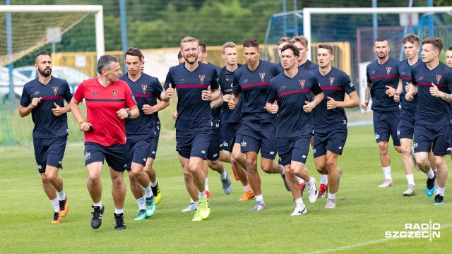 Po sobotnich badaniach, w niedzielę piłkarze Kosty Runjaića pojawili się na boisku przy ulicy Twardowskiego w Szczecinie. Przygotowania do sezonu 201920 oficjalnie wystartowały.