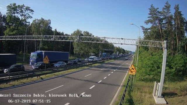 Potężny zator w stronę Goleniowa na autostradzie A6. Korek zaczyna się zaraz po zjeździe z przebudowywanego Węzła Kijewo i kończy przed Rzęśnicą i ma ponad pięć kilometrów długości.