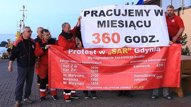 Chcą podwyżek, dlatego rozpoczęli protest. Związkowcy z Morskiej Służby Poszukiwania i Ratownictwa w Świnoujściu oflagowali swoją siedzibę i rozwiesili plakaty.