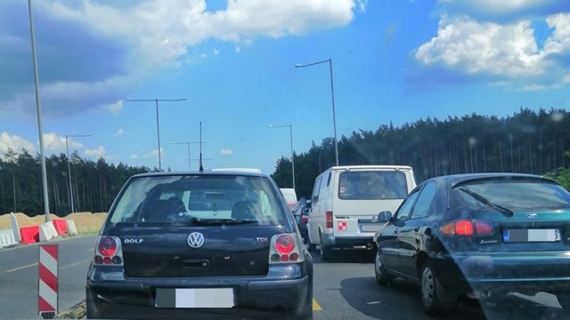 Zaraz za przebudowywanym Węzłem Kijewo w kierunku Strargardu Energopol Szczecin zmienił organizację ruchu. Tworzą się korki.