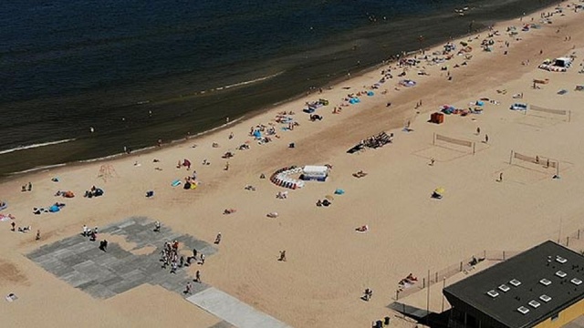 Lądowisko dla helikopterów ratunkowych powstało na plaży w Świnoujściu. Prowadzi do niego specjalny wjazd, którym będą mogły poruszać się karetki. To nowość w kurorcie, ale nie jedyna.