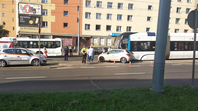 Tramwaj zderzył się z samochodem osobowym na torowisku niedaleko przystanku Wyszyńskiego w kierunku na prawobrzeże Szczecina - informuje słuchacz.