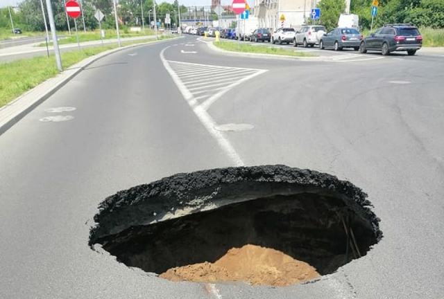 Uwaga kierowcy podróżujący ulicami prawobrzeża Szczecina. Ekipy Pogotowia Wodociągowego zaczynają naprawiać rurociąg w miejscu, gdzie woda podmyła w poniedziałek asfalt na części Wiosennej.