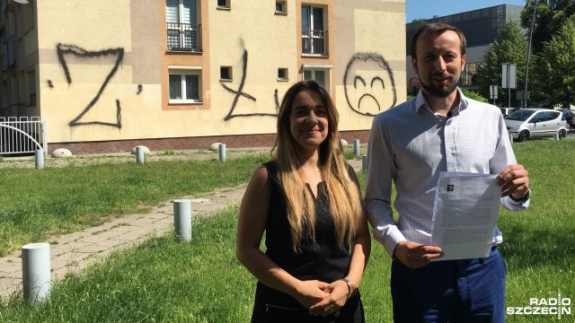 Szczecińscy radni Koalicji Obywatelskiej apelują do prezydenta miasta o skuteczniejszą walkę z aktami wandalizmu i pokazują napis na jednym z bloków przy ulicy Wąskiej. Na ścianie budynku - prawdopodobnie w weekend - ktoś namalował sprayem wysoki na około 3 metry napis 039039ZŁO039039.