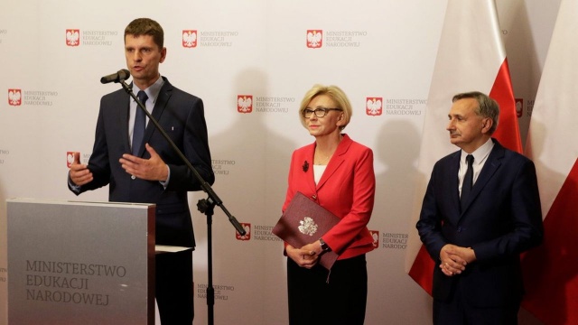 Ministerstwo Edukacji Narodowej podsumowało kończący się rok szkolny. W środę uczniowie odbiorą świadectwa. Ze względu na wypadające w czwartek święto Bożego Ciała minister edukacji wydał rozporządzenie, dzięki któremu możliwe jest zakończenie roku wcześniej.