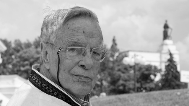 Tysiące osób żegnało we Florencji urodzonego tam wielkiego reżysera i scenografa Franco Zeffirellego. Zmarł w sobotę w wieku 96 lat w Rzymie.