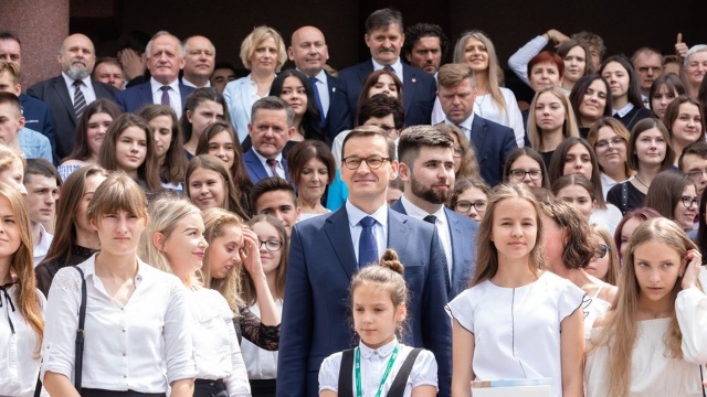 Premier Mateusz Morawiecki wyraził nauczycielom wdzięczność za to, że byli przez ostatnie 10 miesięcy przewodnikami uczniów na drodze do dojrzałości.